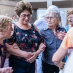 Groupe de personnes âgées souriants