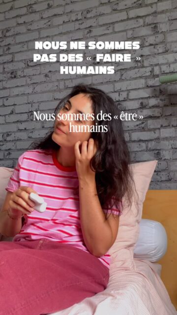 On oublie d’être. À force de faire. À force de répondre aux attentes et aux exigences, on oublie de vivre. Parce que vivre c’est s’enchanter, s’exalter, c’est trouver du sens, c’est expérimenter (je ne parle pas de grandes expériences hors du commun) et surtout c’est RESSENTIR. Mais nous n’évoluons plus dans un monde qui laisse la place à nos sensations, nos sentiments, nos 5 sens. Sauf que sans cette connexion à nos ressentis il est difficile d’être épanoui.e et de savourer notre vie.
C’est là que la sophrologie m’a aidé, en reprenant conscience de ce que je ressentais, en remettant la place de ma propre écoute, mon propre vivant au centre. Quand on s’écoute instinctivement on ralentit puis instinctivement on remarque les petites choses autour de nous qu’on ne voyait plus et finalement on se reconnecte à ce qui nous entoure. Et c’est à cet instant qu’on recommence à apprécier, à savourer, à profiter vraiment. Tout part de s’écouter (ses propres ressentis) et en prendre conscience.
.
Après chaque séance de sophrologie je transmets les exercices comme la visualisation guidée que j’enregistre au Dictaphone et que j’envoie le jour même de la séance (pour la réécouter au calme avec des écouteurs comme sur la vidéo)
Prenez soin de vous 💛