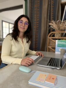 Typhaine Debot Sophrologue à son bureau